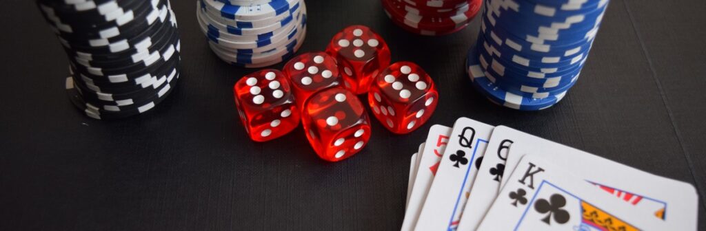 Groupe Telegram casino : jetons, dés et cartes sur un tapis