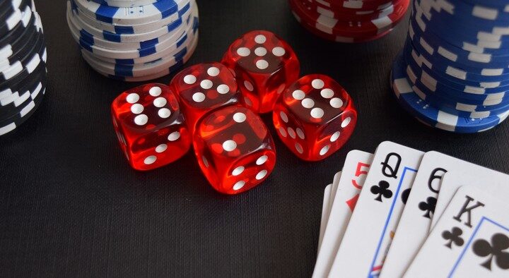 Groupe Telegram casino : jetons, dés et cartes sur un tapis