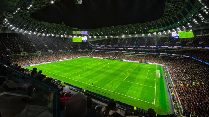 Groupe Telegram foot : pelouse d'un stade de football éclairé