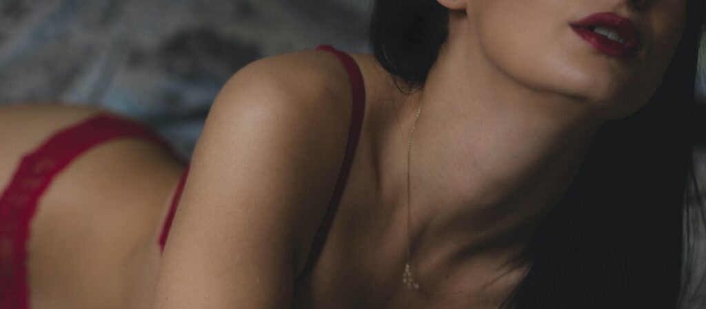 Groupe Telegram porno : femme en lingerie, épaule dénudée
