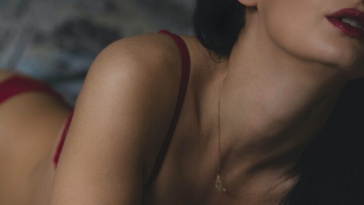 Groupe Telegram porno : femme en lingerie, épaule dénudée