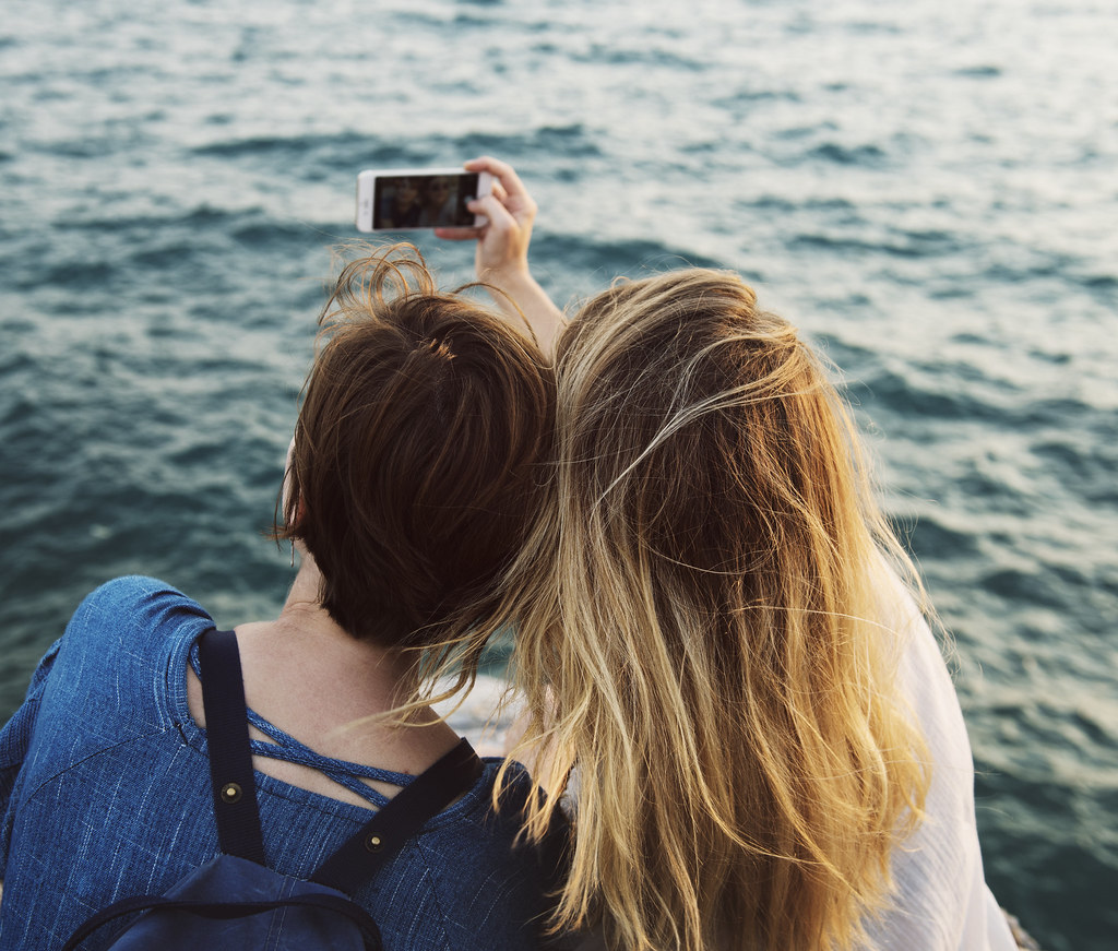 Deux personnes regardent ensemble un groupe Telegram sur un téléphone