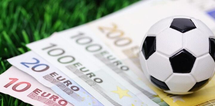 Groupe Telegram pronostic : ballon de foot posé sur des billets