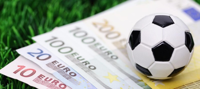 Groupe Telegram pronostic : ballon de foot posé sur des billets