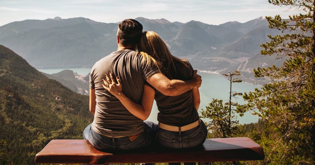 Groupe Telegram rencontre : couple assis face à un lac