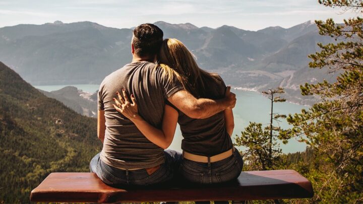 Groupe Telegram rencontre : couple assis face à un lac